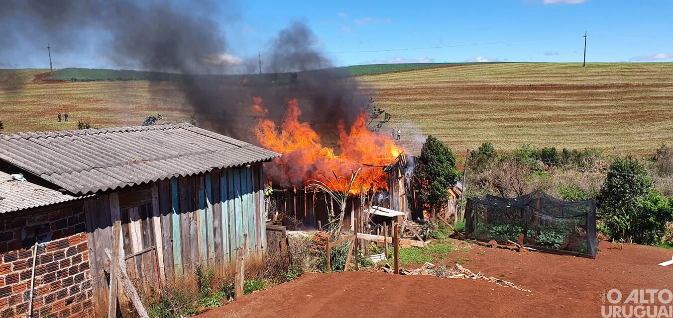 Residência é consumida por incêndio em Seberi