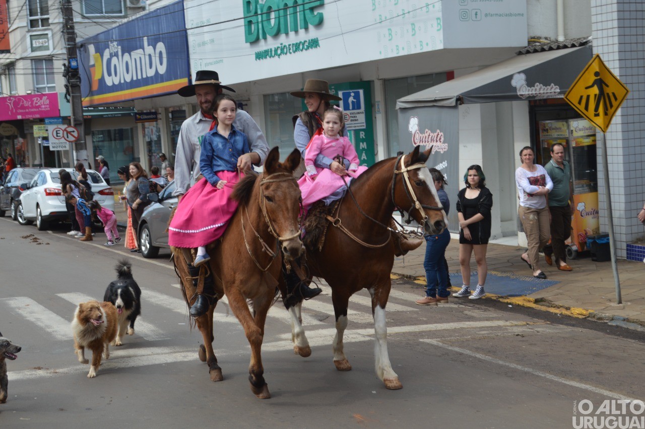 Desfile Farroupilha encerra festejos de FW