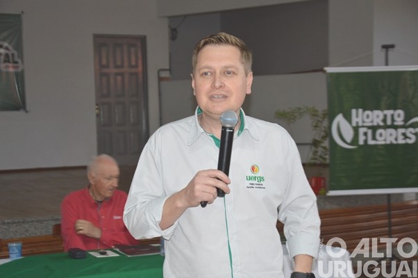 Evento realizado pela Creluz em Pinhal marca o Dia da Árvore