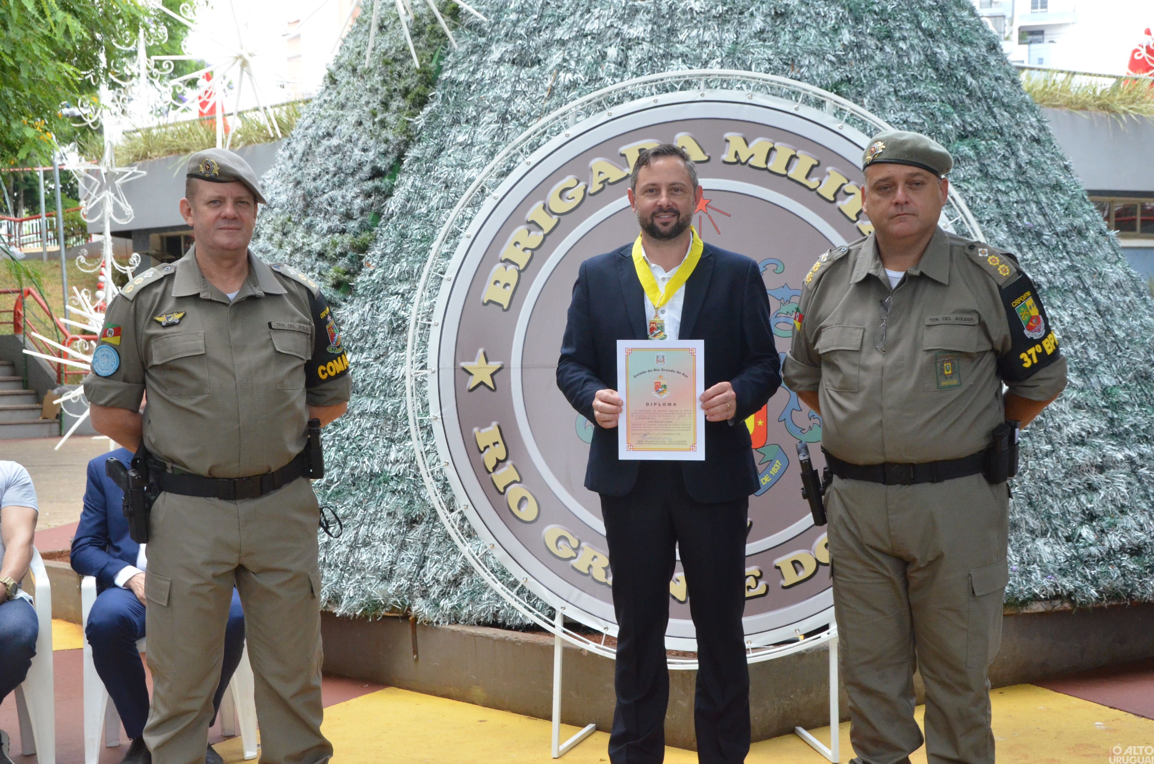 37º BPM realiza cerimônia de entrega de comendas a homenageados