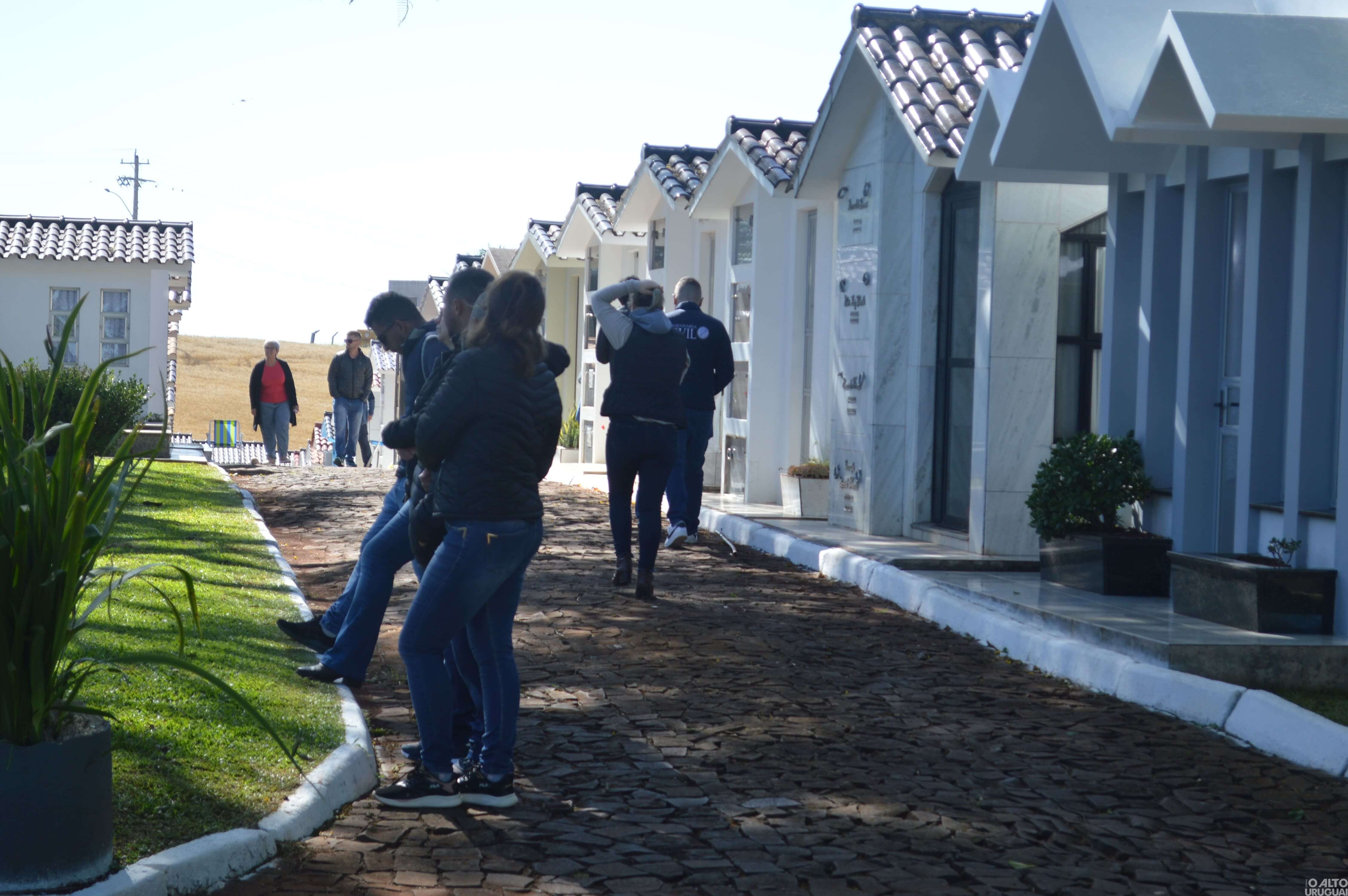 Missas e visitas relembram entes queridos nesse Dia de Finados