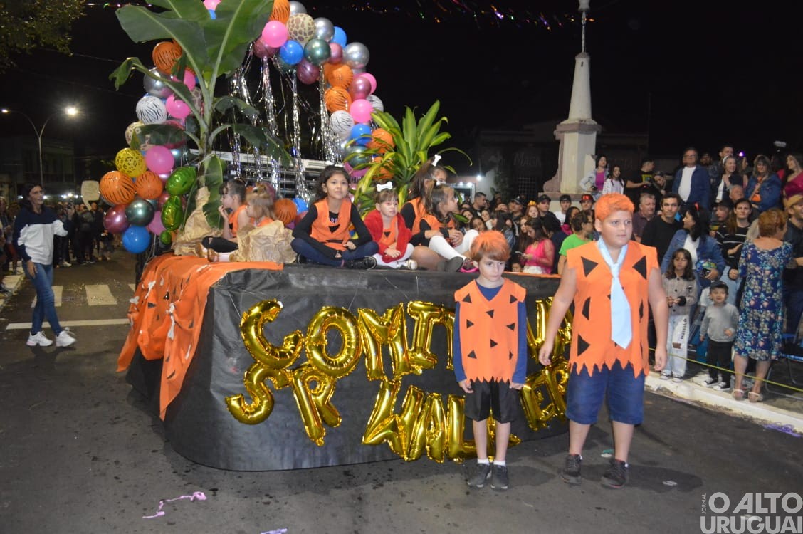 Desfile de rua do Carnaval Regional de Iraí reúne grande público