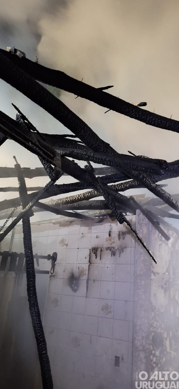 Incêndio destrói prédio de antigo bar e restaurante em Palmeira das Missões