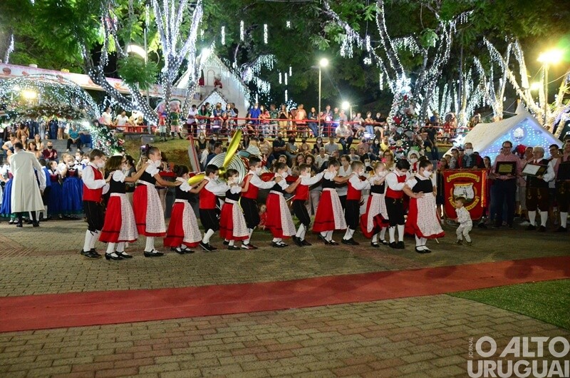 Apresentações do Centro Cultural 25 de Julho marcam noite do Frederico em Luz