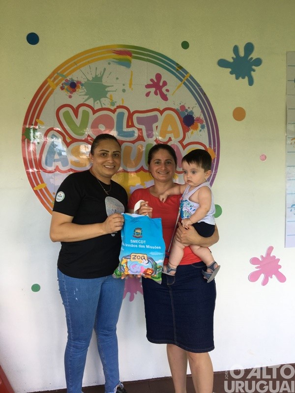 Dois Irmãos das Missões entrega de kits escolares aos alunos