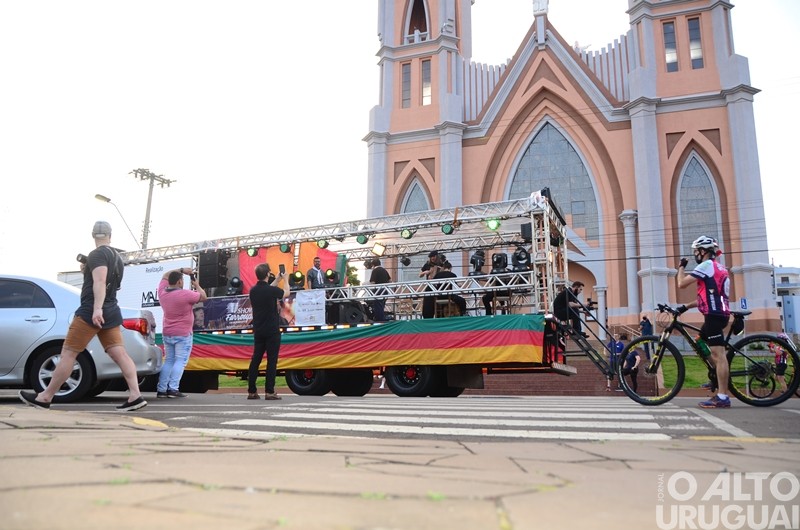 Renato Borghetti e Daniel Torres apresentam show farroupilha em FW
