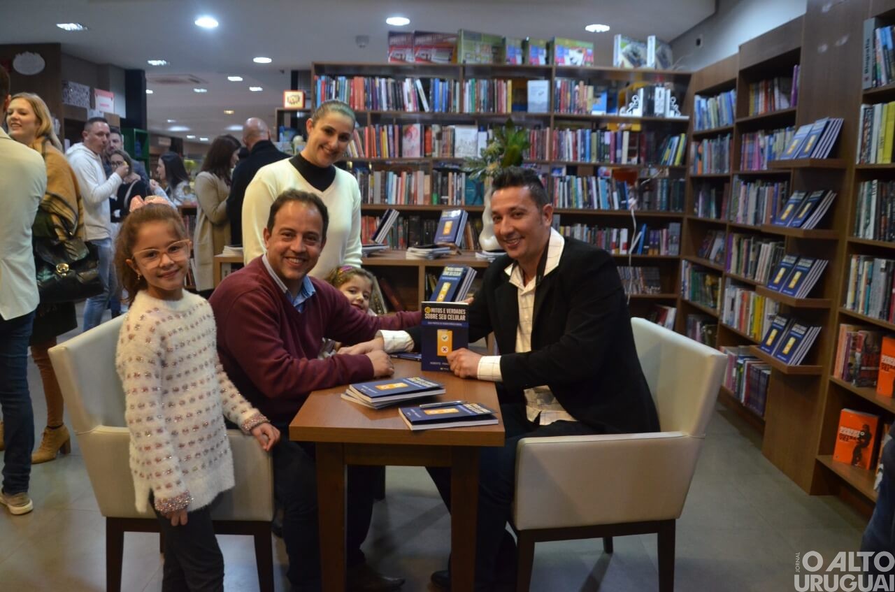 Professor Roberto Franciscatto lança livro pela Vitrola Editora