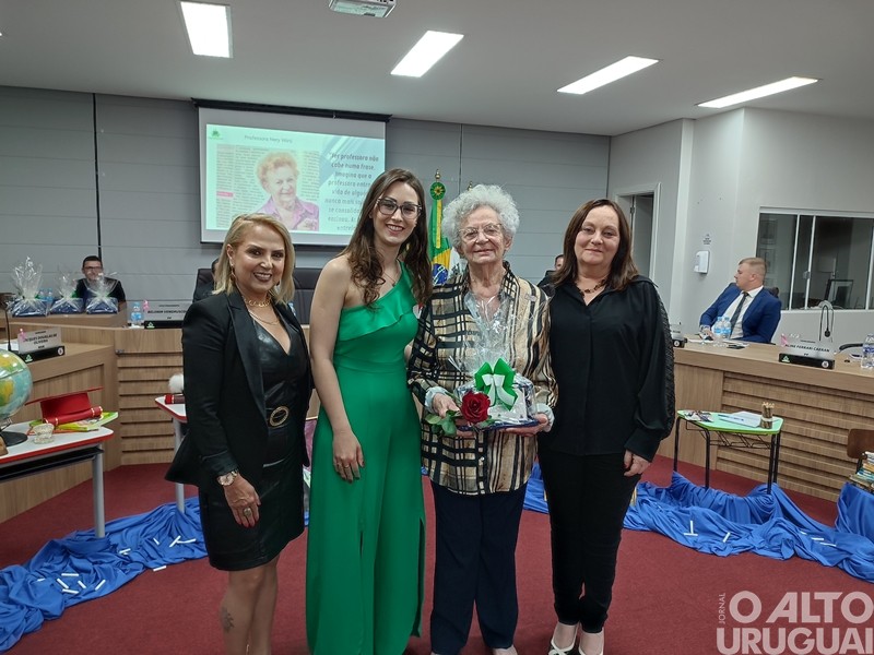 Poder Legislativo valoriza professores com a Condecoração Mérito Educacional Barril