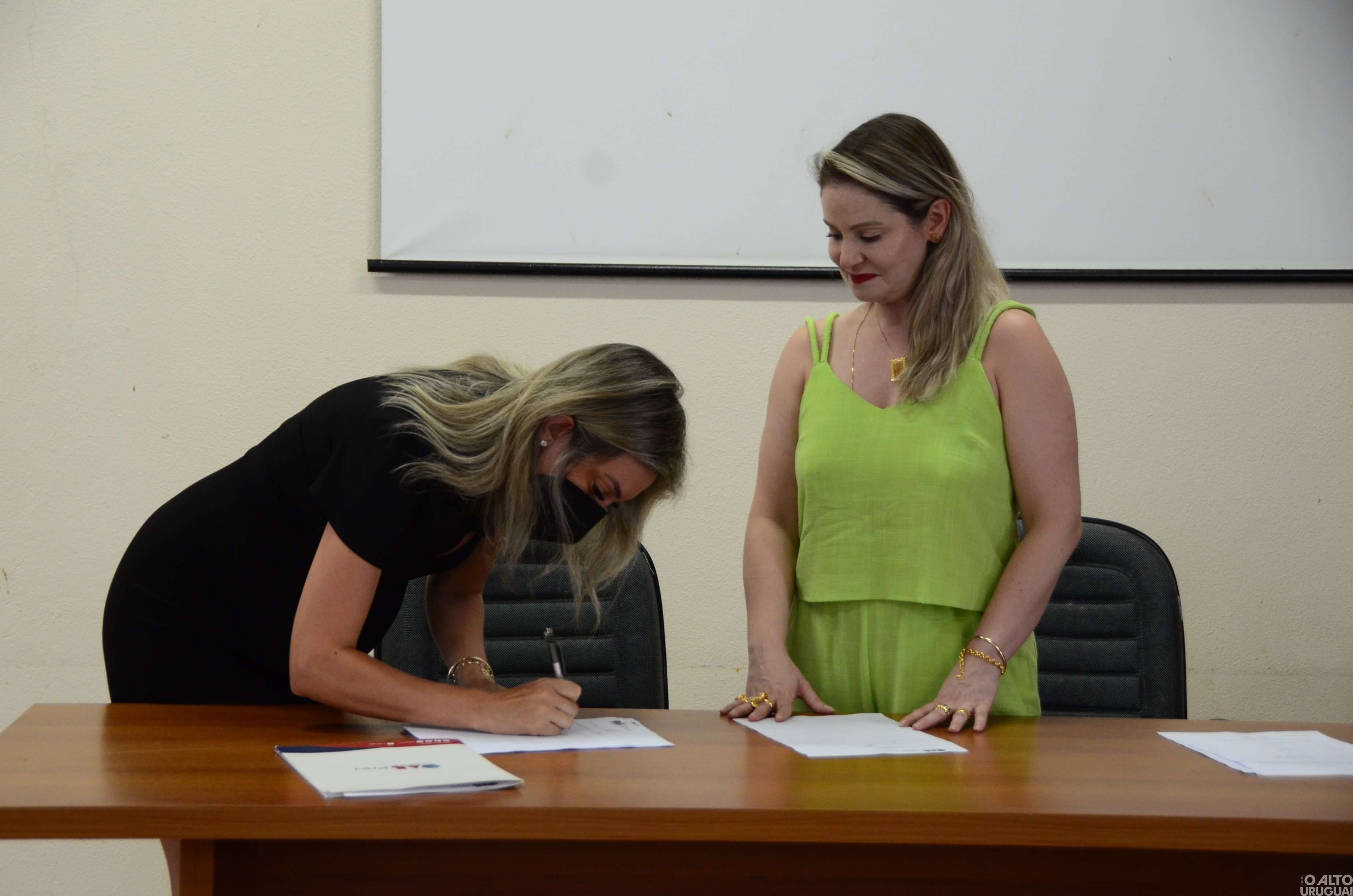 Nova diretoria da Subseção de FW da OAB assina termo de posse