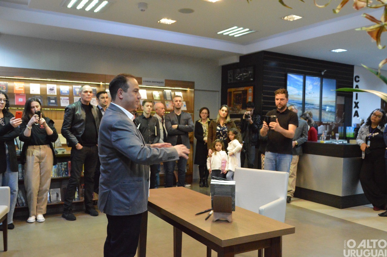 Médico Jorge Alan Souza recebe convidados para lançamento de seu livro
