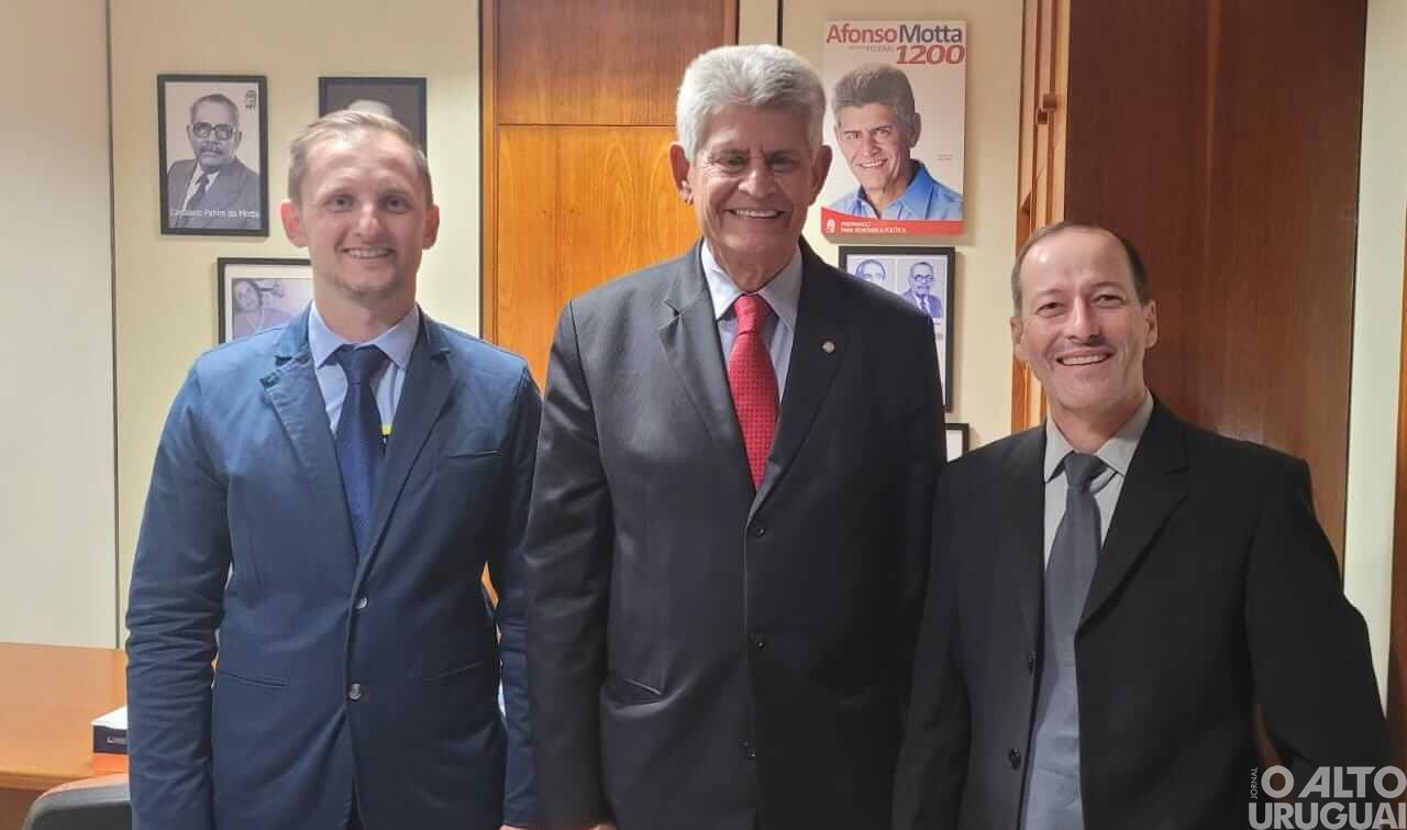 Presidente do Legislativo de FW protocola ofícios e projetos em agenda com deputados na Capital Federal