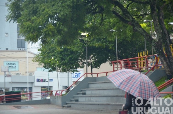 Chegada de frente fria deve provocar chuva na região