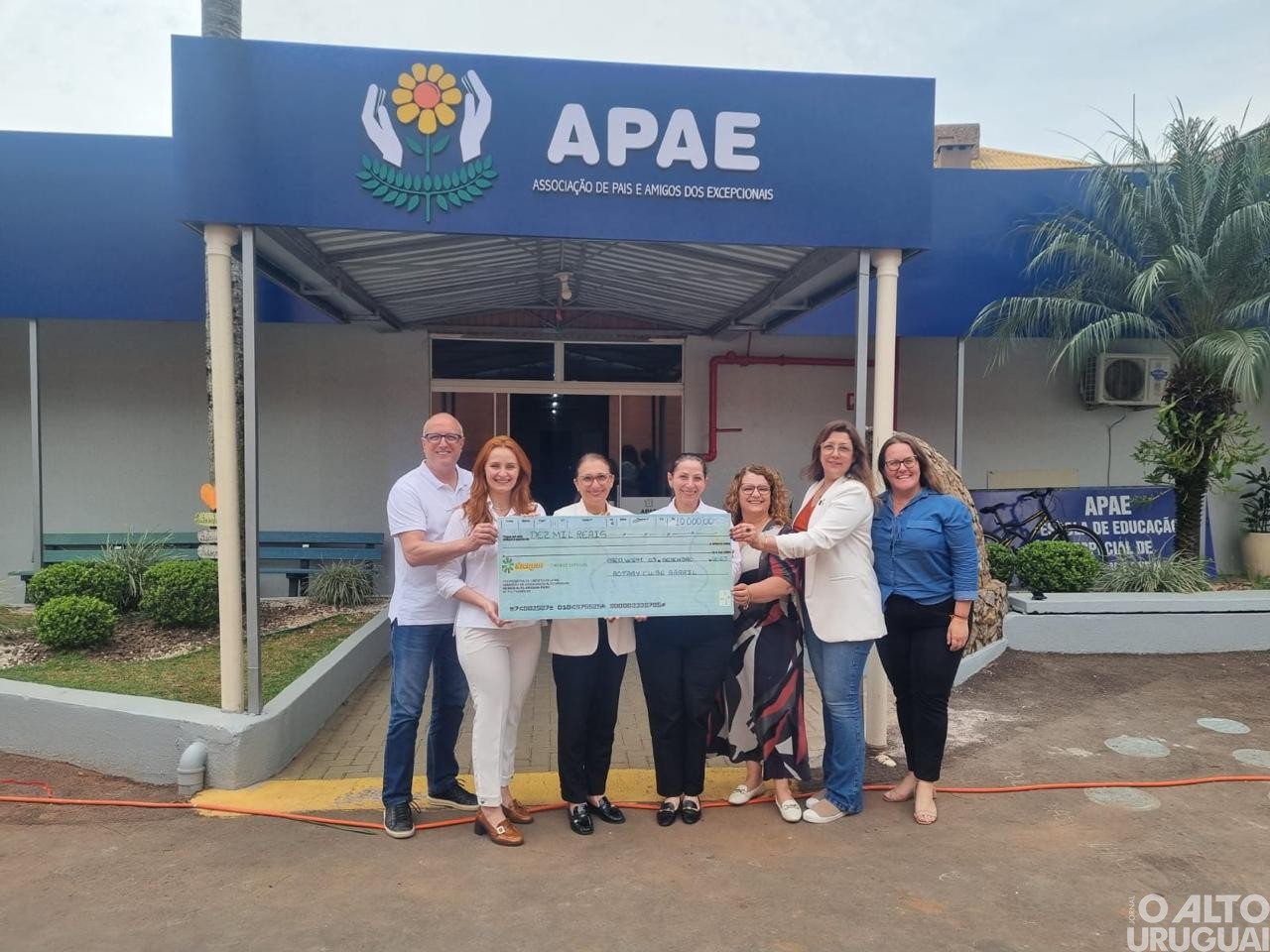 Rotary Barril entrega R$ 10 mil para APAE de FW