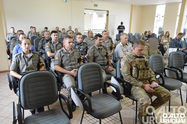 Autoridades são homenageadas pelo 37º BPM