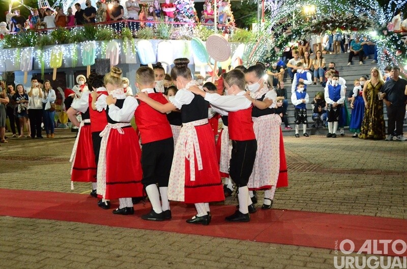 Apresentações do Centro Cultural 25 de Julho marcam noite do Frederico em Luz