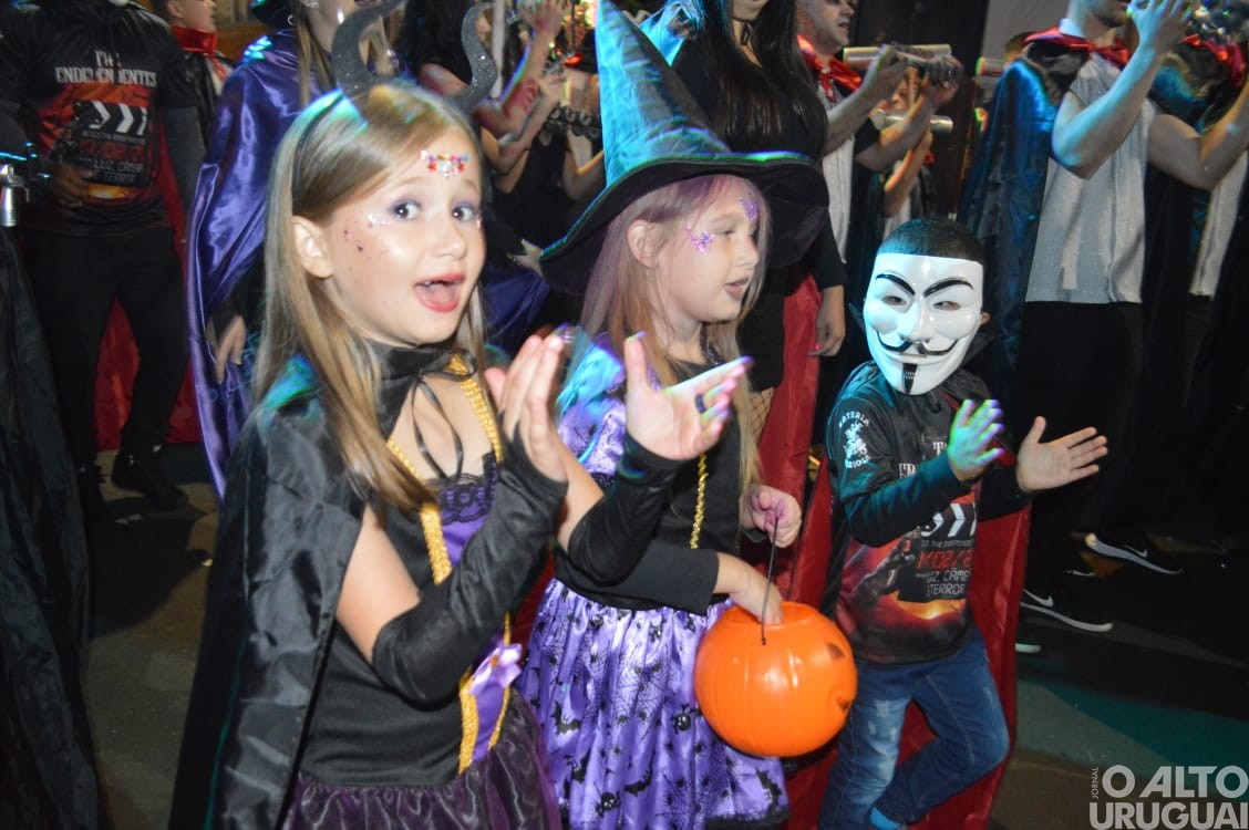 Desfile de rua do Carnaval Regional de Iraí reúne grande público