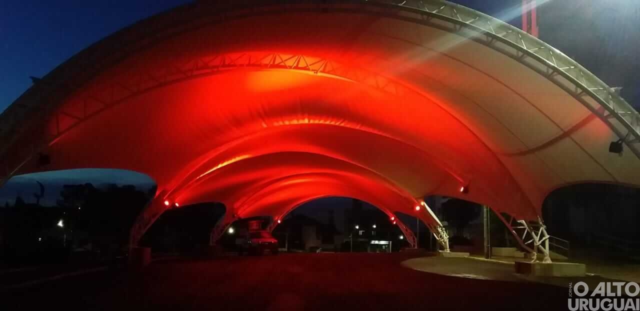 Taquaruçu do Sul: Centro de Eventos e igreja matriz recebem iluminação especial