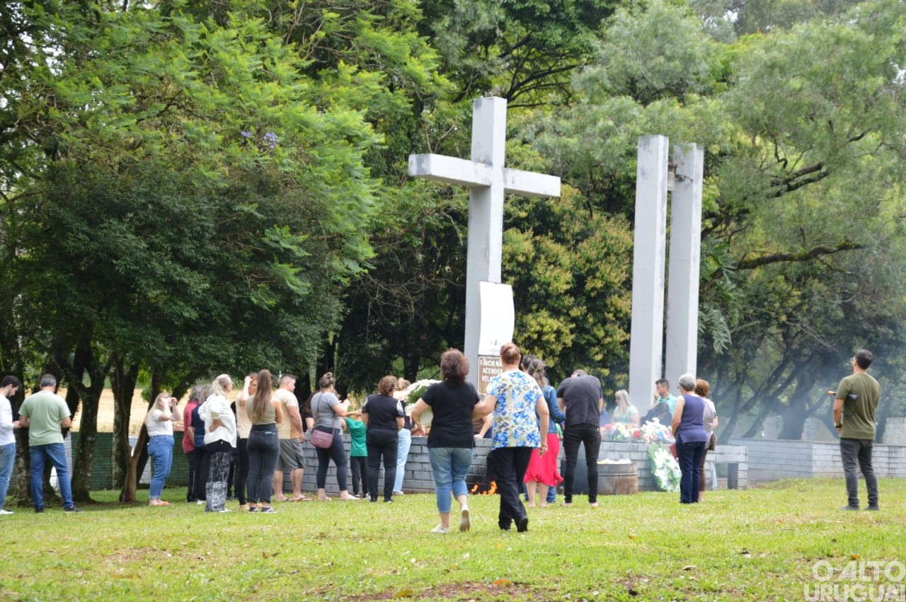 Centenas de pessoas homenageiam entes falecidos neste Dia de Finados