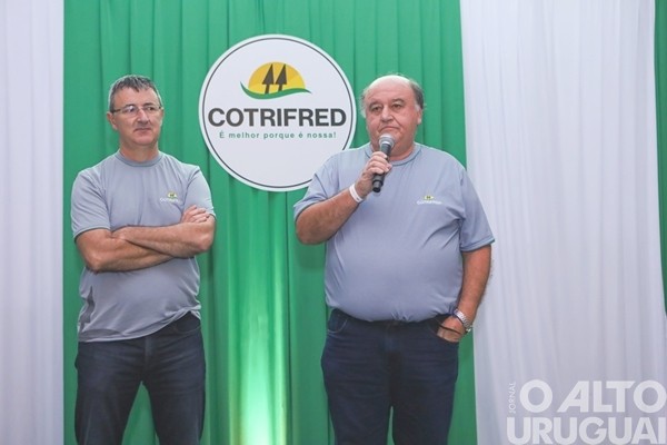 Colaboradores da Cotrifred recebem homenagem
