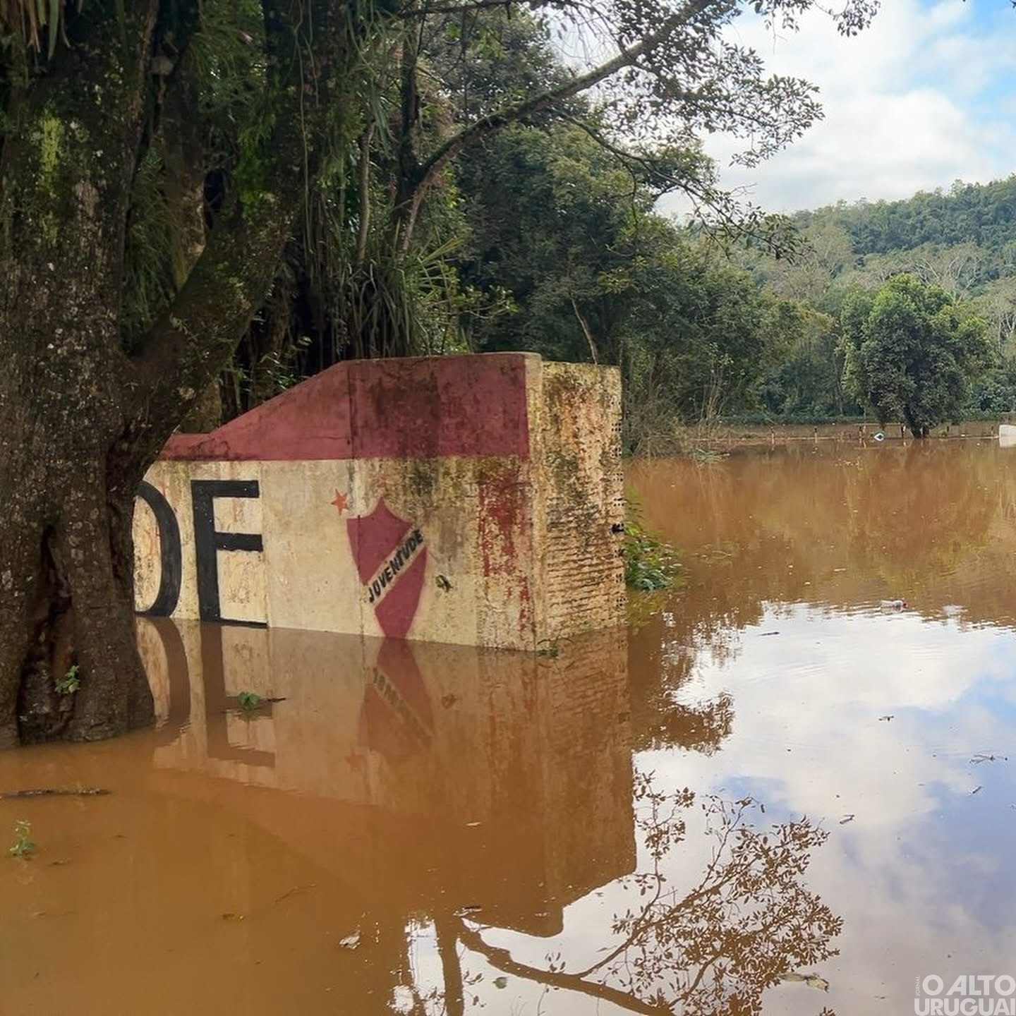 Cheia do rio Mel avança em Iraí e causa alerta nas áreas mais baixas