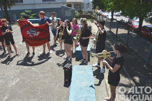 Bandas da Escola Cardeal Roncalli conquistam cinco títulos de campeãs e três de vice-campeãs em SC