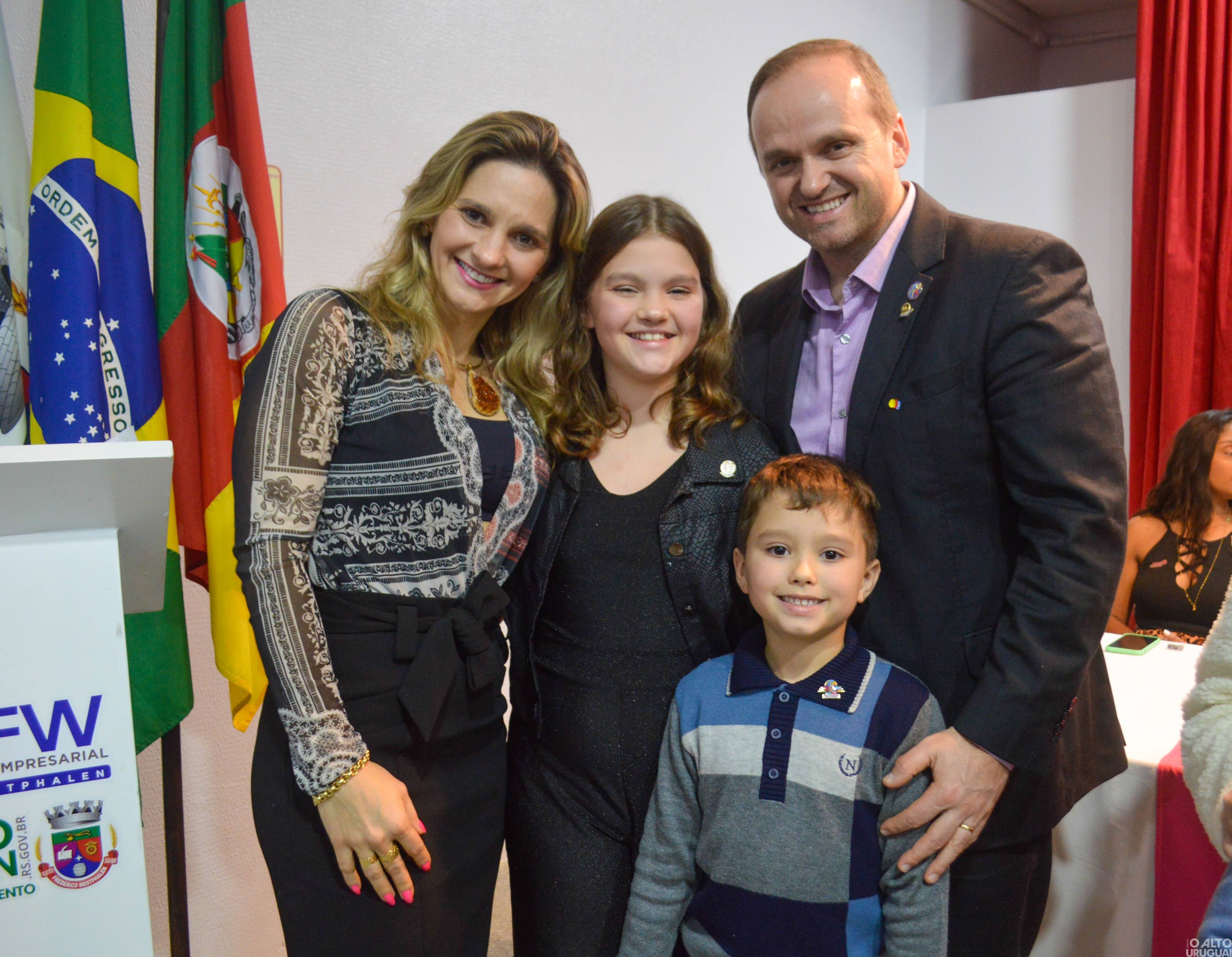 Novas diretorias dos Rotarys tomam posse em FW