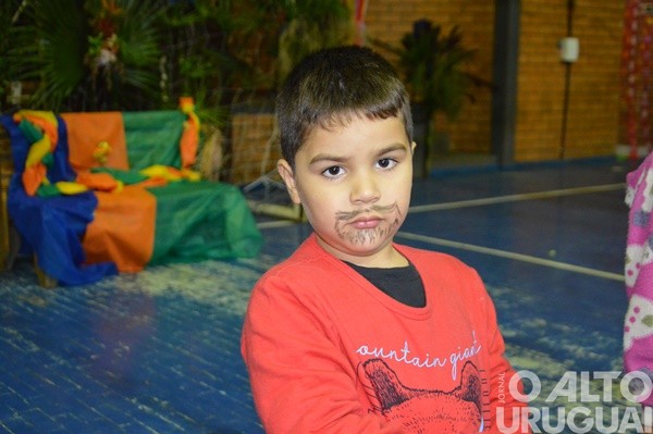 Festa Junina da Escola Irmã Odila Lehnen reúne comunidade em noite de alegria e tradição