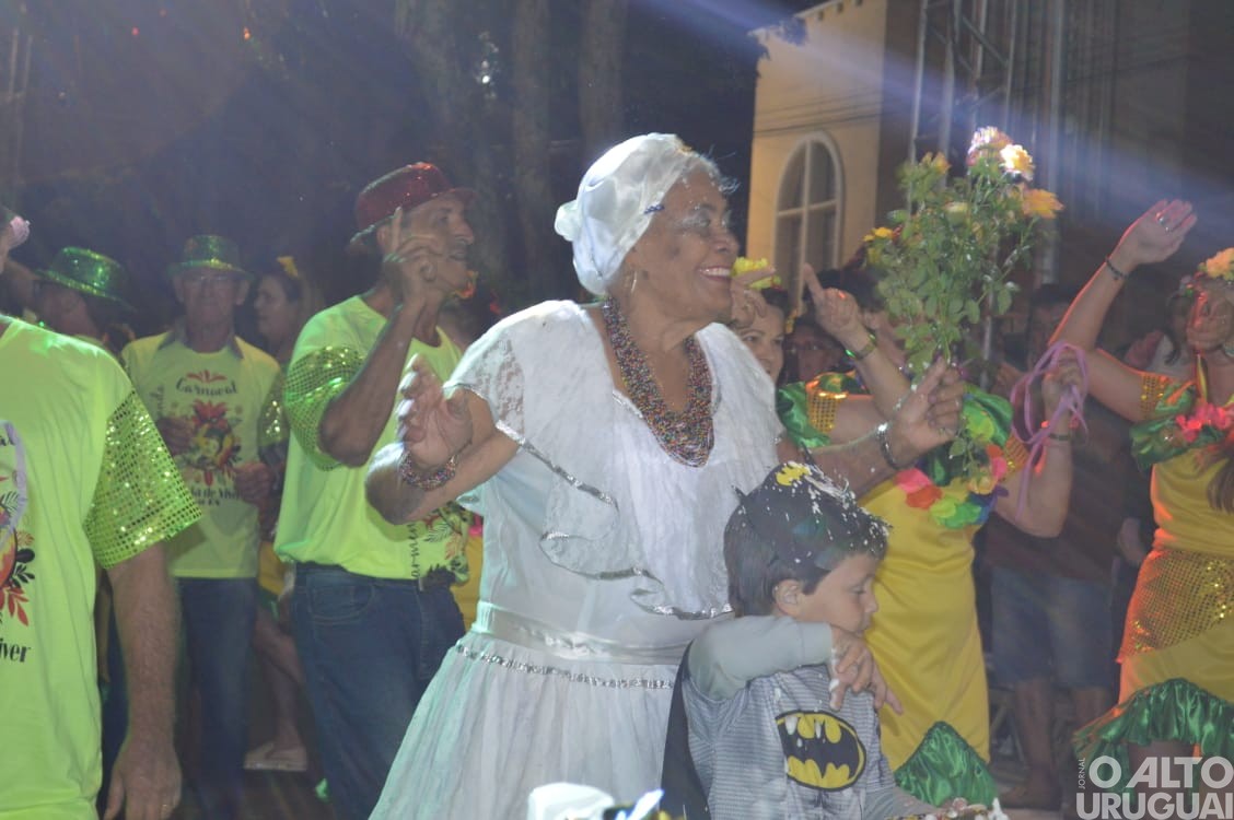 Desfile de rua do Carnaval Regional de Iraí reúne grande público