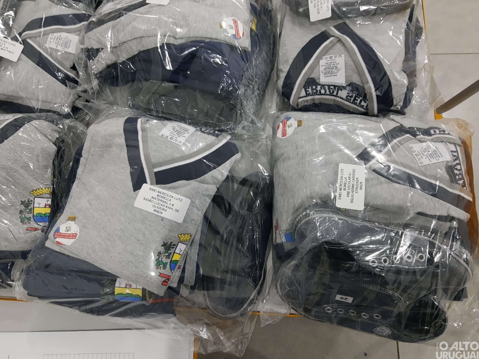 Secretaria de Educação de Erval Seco entrega kits de uniformes escolares