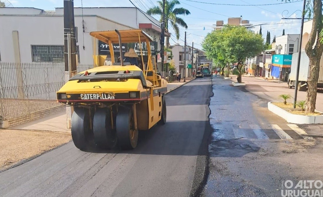 Administração de Rodeio Bonito executa obras de pavimentação asfáltica