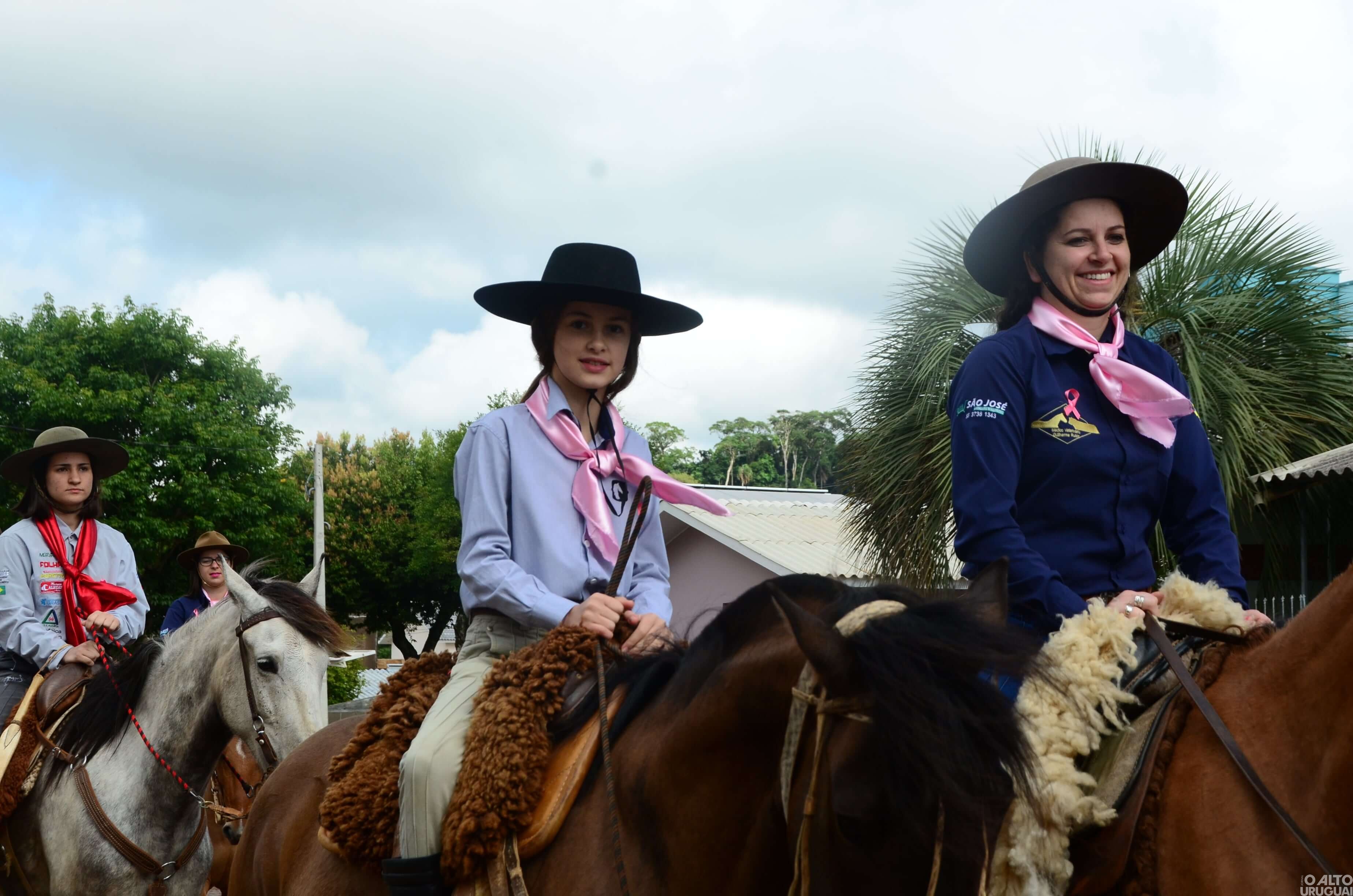 CTG Rodeio da Querência promove cavalgada alusiva ao Outubro Rosa