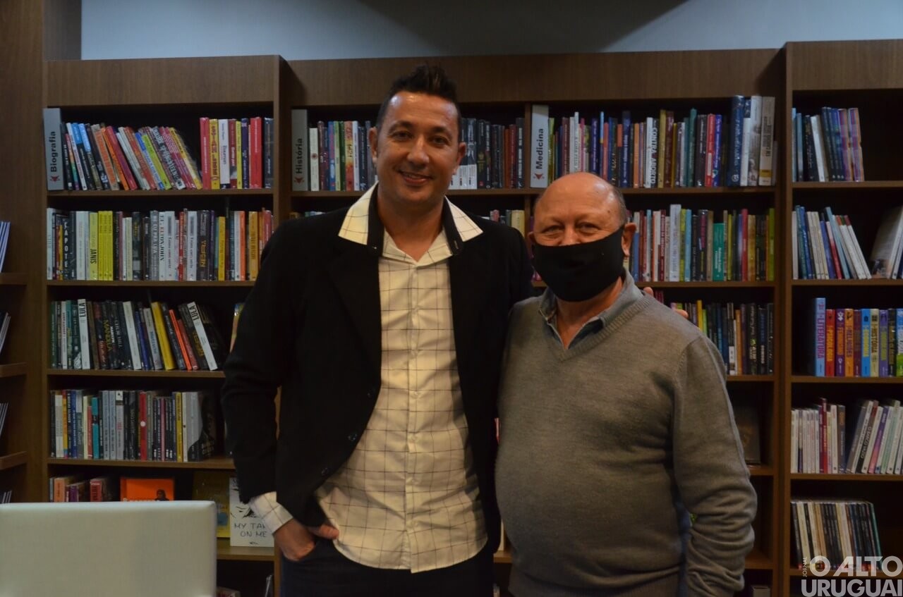 Professor Roberto Franciscatto lança livro pela Vitrola Editora