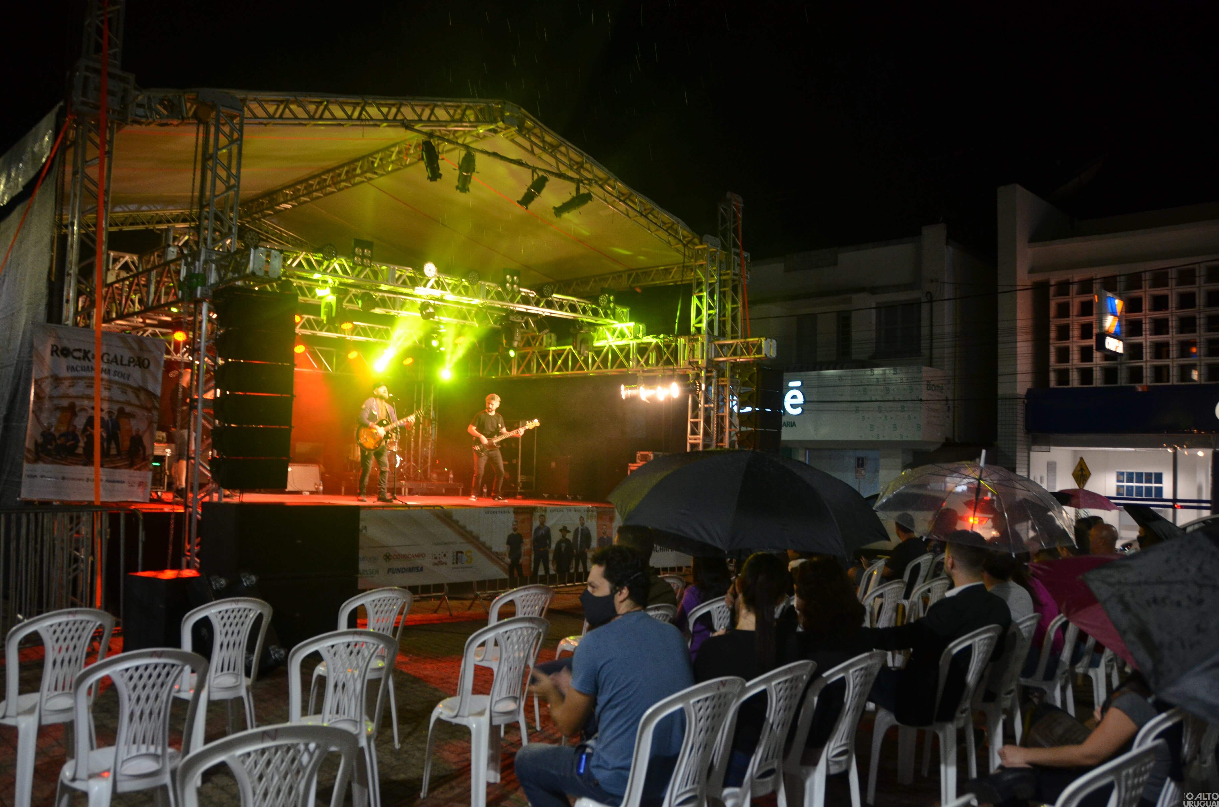 Mesmo com chuva em FW, público prestigia Rock de Galpão