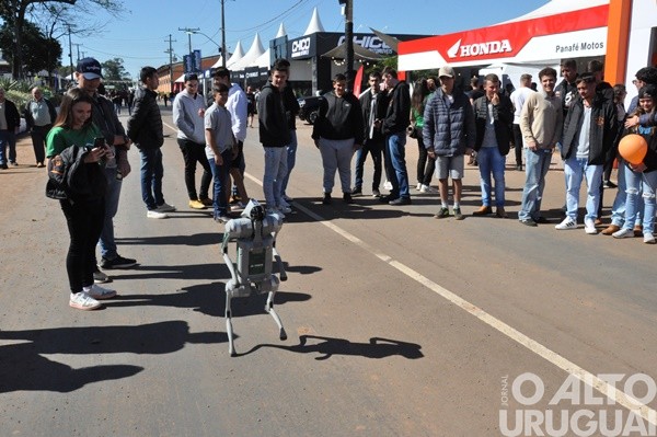 Chamarisco encanta visitantes e simboliza a chegada da robótica ao campo