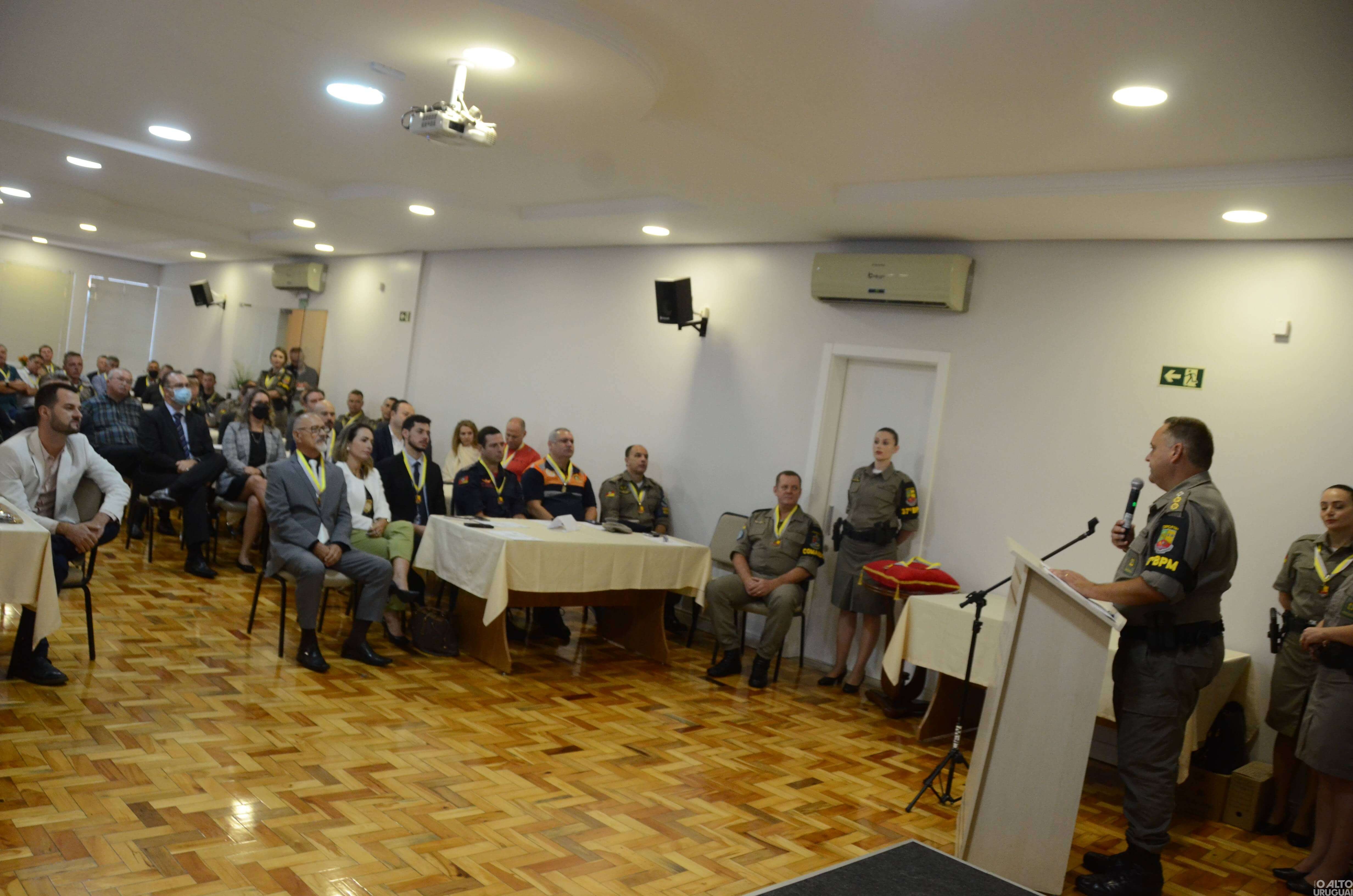 37º BPM realiza cerimônia de entrega de comendas