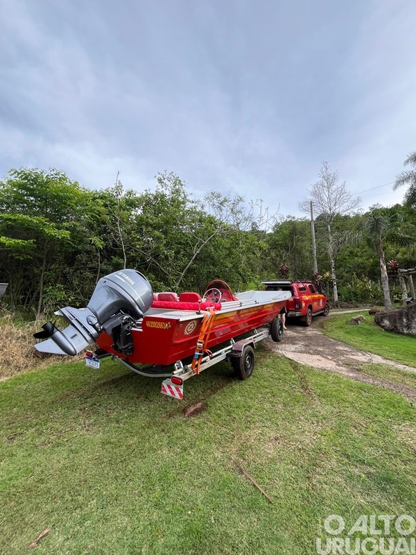 Corpo de Bombeiros de FW recebe novo barco para operações