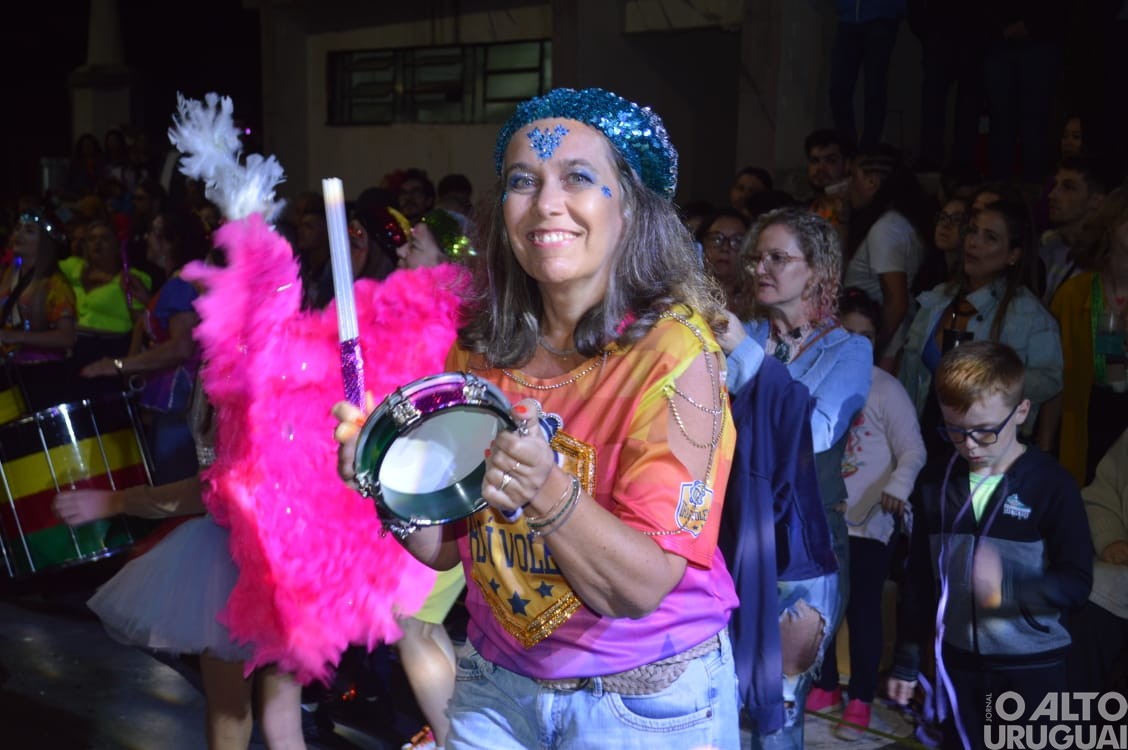 Desfile de rua do Carnaval Regional de Iraí reúne grande público