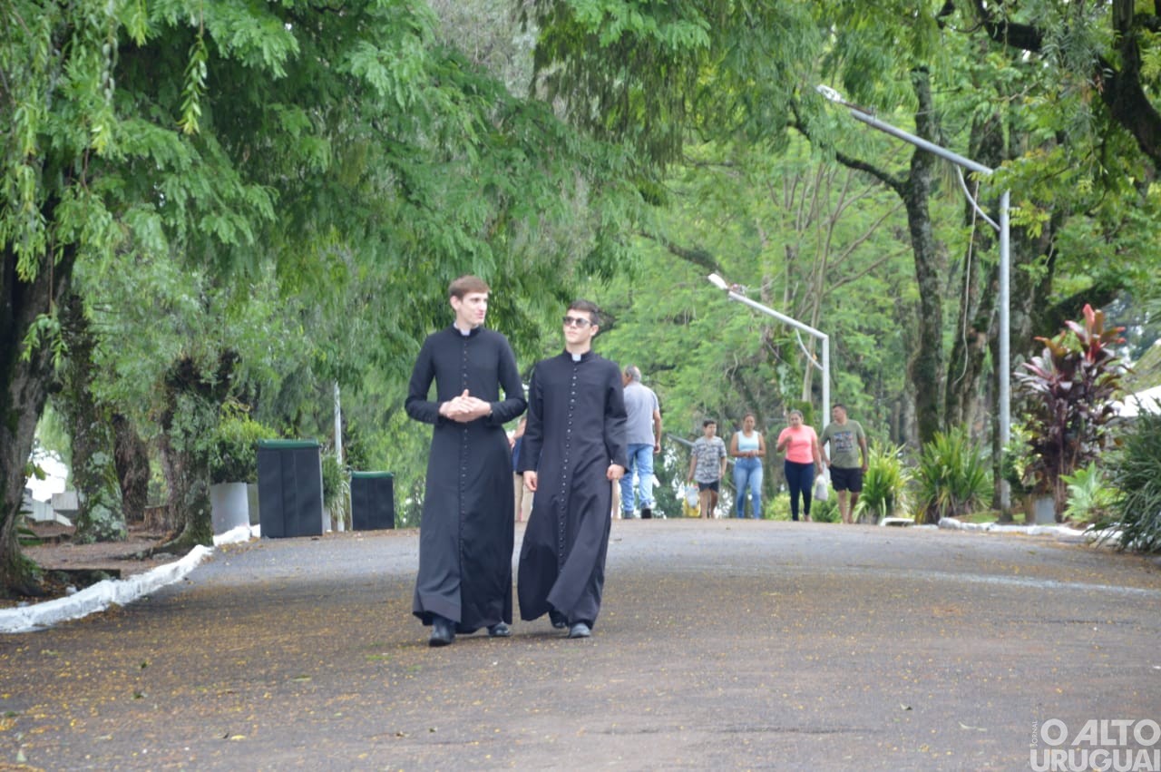 Centenas de pessoas homenageiam entes falecidos neste Dia de Finados