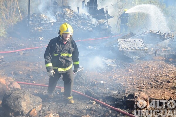 Incêndio destrói depósito no bairro São José, em FW