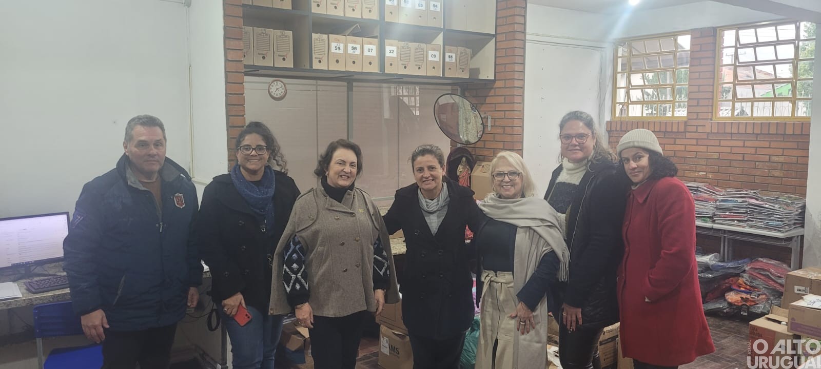 Alunos afetados pelas enchentes recebem doações da 20ª CRE