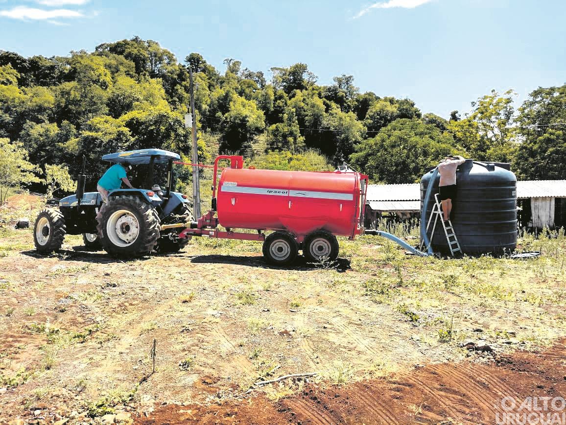 Erval Seco: famílias são auxiliadas com água para as propriedades