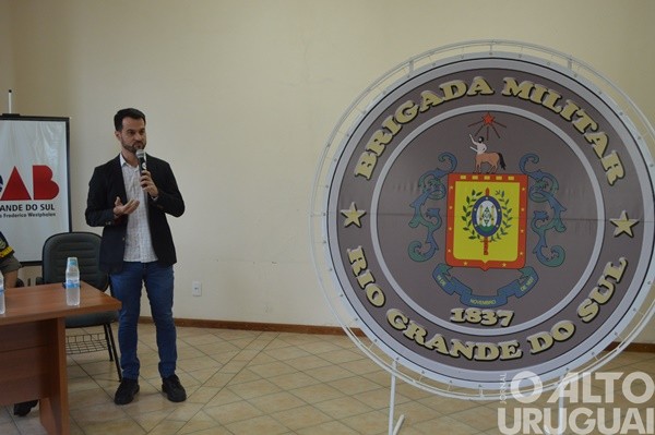 Autoridades são homenageadas pelo 37º BPM