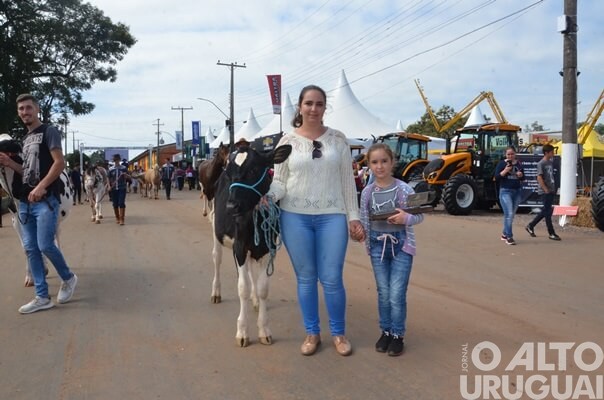 Animais campeões desfilam pela Expofred