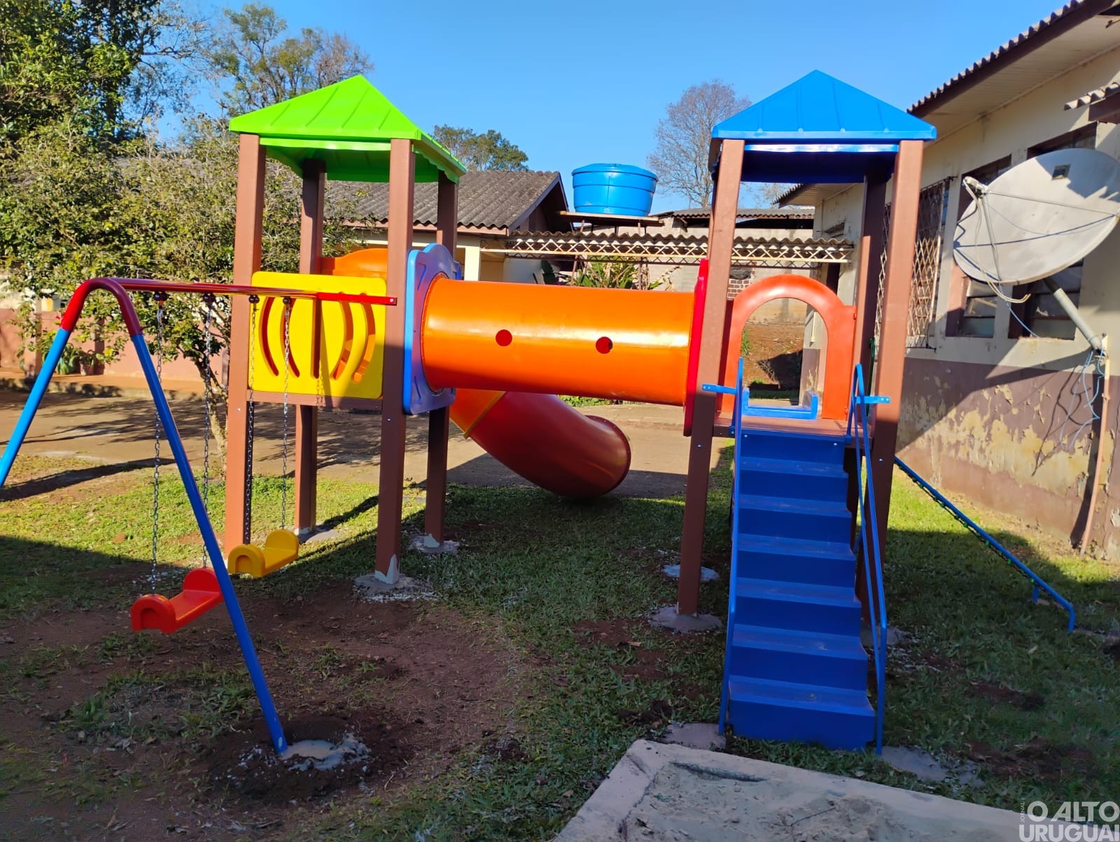 Escolas municipais de Cristal do Sul recebem novos brinquedos