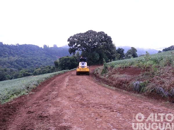 Novo Tiradentes: estradas da linha Rincão das Flores recebem melhorias