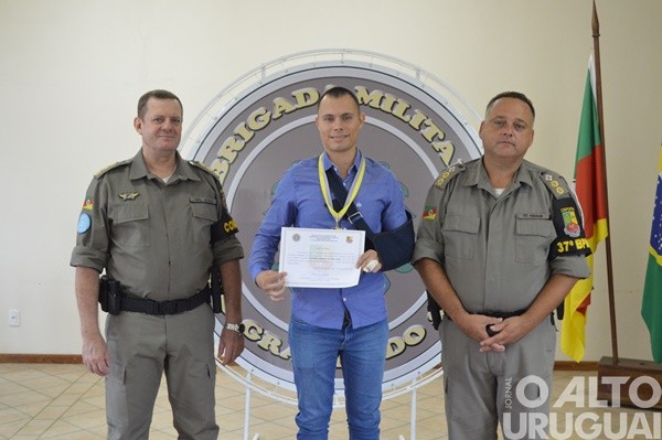 Autoridades são homenageadas pelo 37º BPM