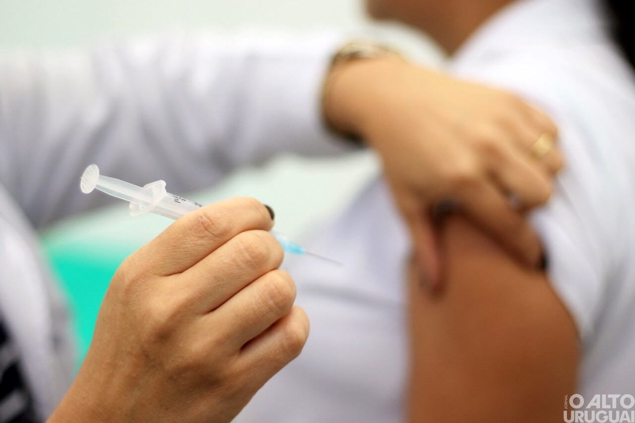 41,9 milhões de adultos no Brasil ainda precisam da primeira dose da vacina