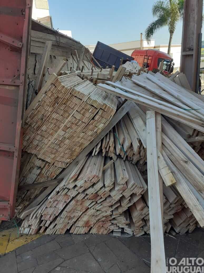 Carreta carregada com tábuas de madeira tomba no centro de Rodeio Bonito