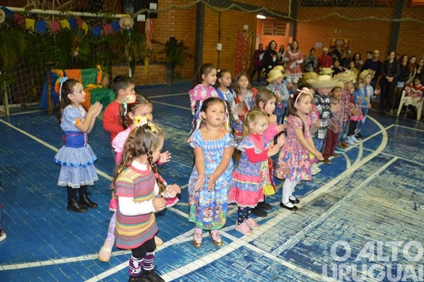 Festa Junina da Escola Irmã Odila Lehnen reúne comunidade em noite de alegria e tradição
