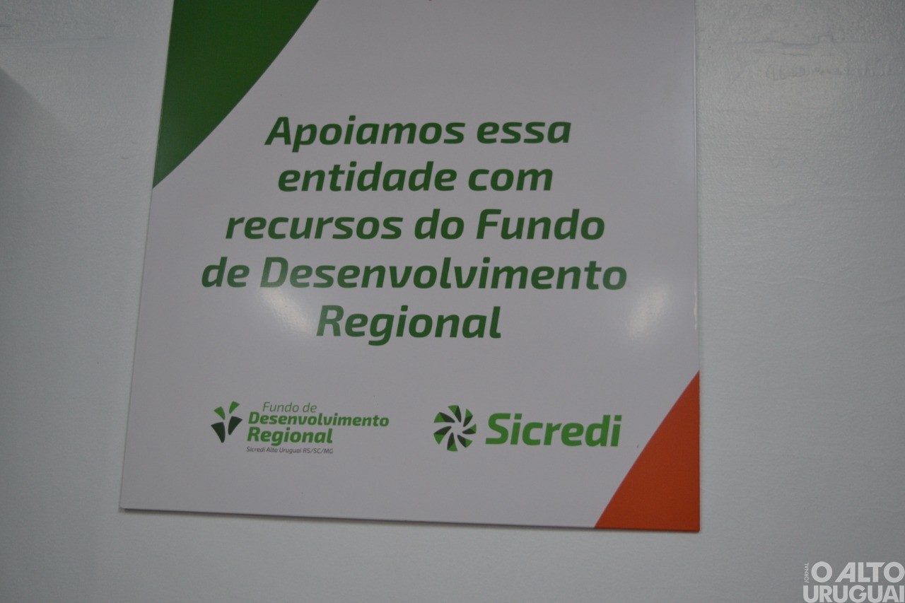 Escola Mathias Balduíno Huppes de Cristal do Sul reinaugura biblioteca